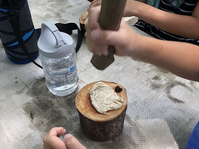 コウゾ原料作り叩く